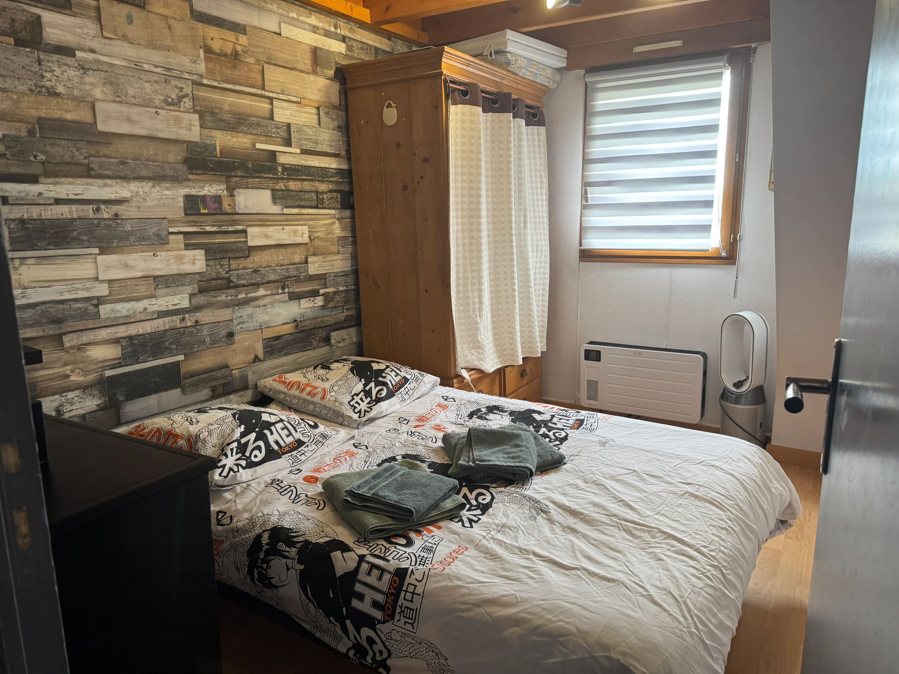 2 bedrooms, iron/ironing board, WiFi