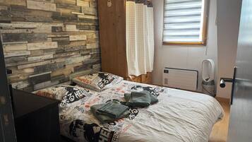 2 bedrooms, iron/ironing board, WiFi