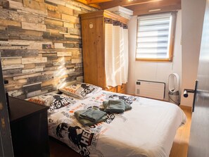 1 soverom, skrivebord, strykejern/-brett og reiseseng for barn