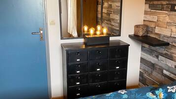 1 slaapkamer, een bureau, een strijkplank/strijkijzer, reisbedje