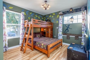 4 bedrooms, desk, iron/ironing board, travel cot - Disney Themed Home! Magic Kingdom Inspired!!  Hidden Mickeys!!! (Davenport)
