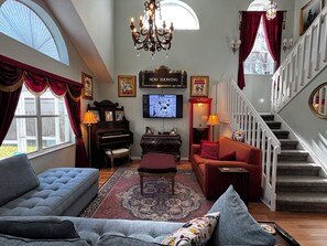 Smart-TV, Kamin, DVD-Player, Bücher