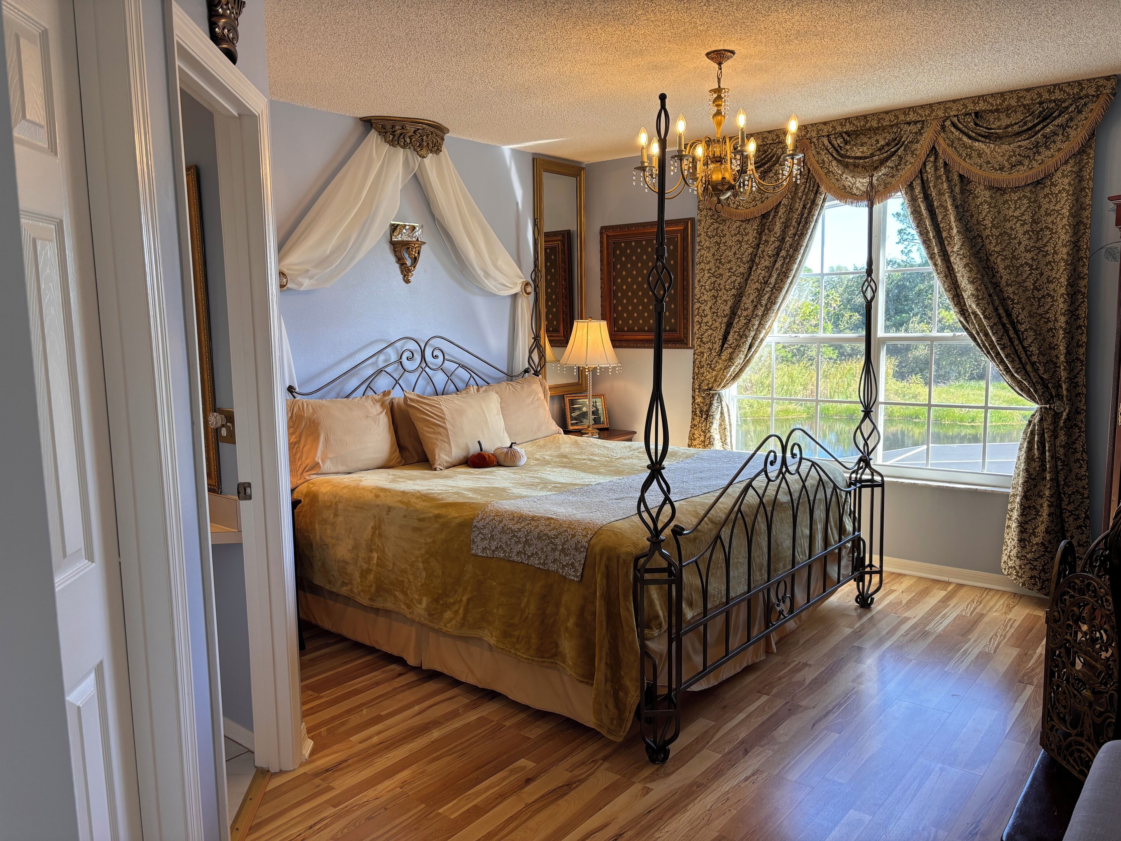 4 عدّة غرف نوم ومكتب ومكواة/لوح كي وسرير سفر