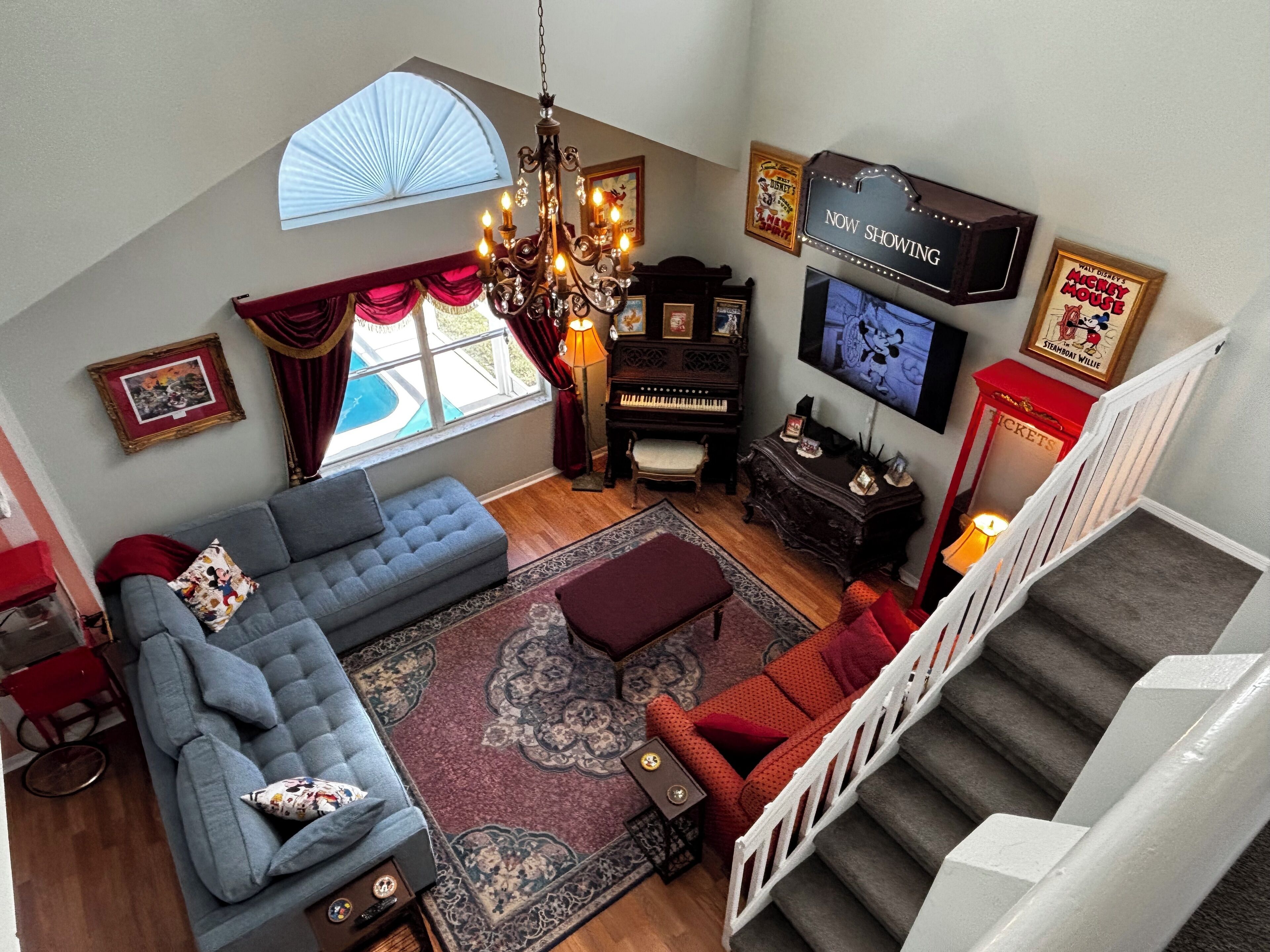 Smart TV, chimenea, reproductor de DVD y libros 