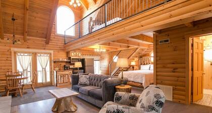 Ylellinen mökki, jossa on takka, poreallas ja olohuone ja paljon muuta!