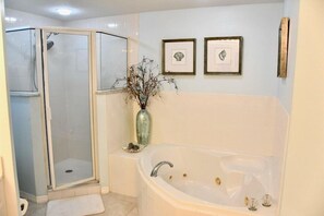 Badewanne, Whirlpool, Haartrockner, Handtücher