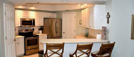 Réfrigérateur, four à micro-ondes, un four, surface de cuisson