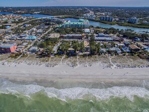 بالقرب من الشاطئ