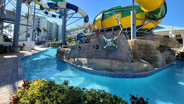 Un parco acquatico con scivoli e area piscina.