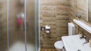 Shower, hair dryer, towels, soap - Perfect space to unwind with everything at your doorstep! (Rijeka)
