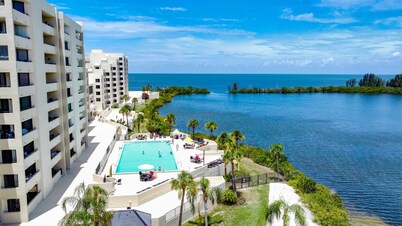 1/1, waterfront, Hudson, private beach! #410