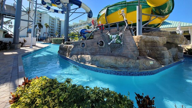Un parc aquatique doté d’une piscine, de toboggans et d’une décoration sur le thème des pirates.