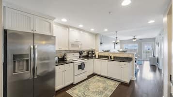 Frigorifero, microonde, forno, piano cottura