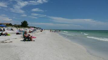 Una spiaggia nelle vicinanze