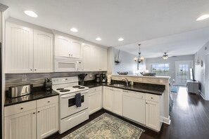 Fridge, microwave, oven, stovetop - Waterfront, Harbourside, Water Park, Beach, #5515 (Indian Rocks Beach)