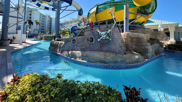 Un parc aquatique avec des toboggans et une zone de piscine.