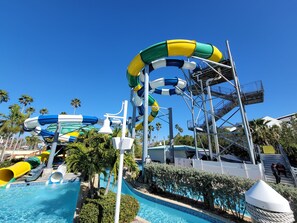 Un parc aquatique doté de nombreux toboggans et d’un espace piscine.