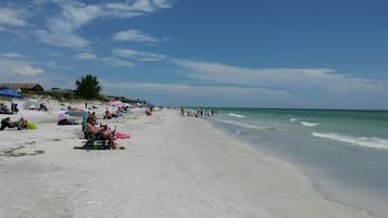 Plage à proximité, parasols