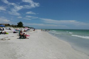 Vlak bij het strand, parasols