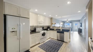 KĂŒhlschrank, Mikrowelle, Ofen, Herdplatte