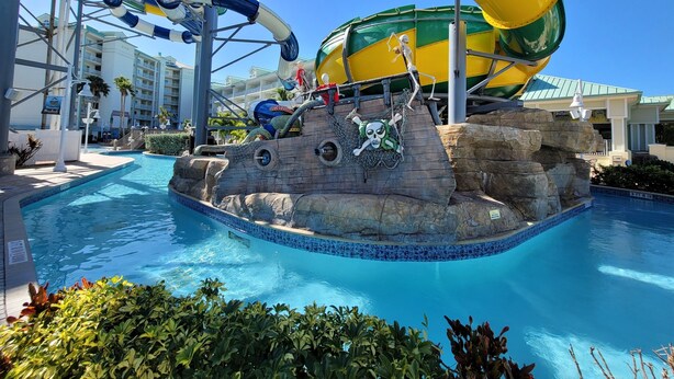 Ein Wasserpark mit einem großen Pool, Rutschen und einer Piraten-Deko.