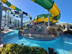 Un parque acuático con una piscina grande, toboganes y una decoración temática pirata.
