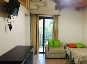 Apartemen, 1 kamar tidur | Area keluarga | Televisi layar datar 27-inci dengan saluran TV kabel dan TV