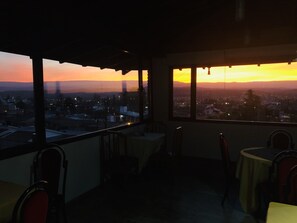 Petit déjeuner continental (2.2 USD par personne)