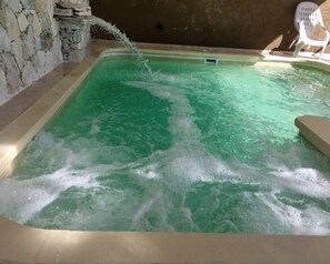 Piscine couverte, piscine extérieure, parasols de plage