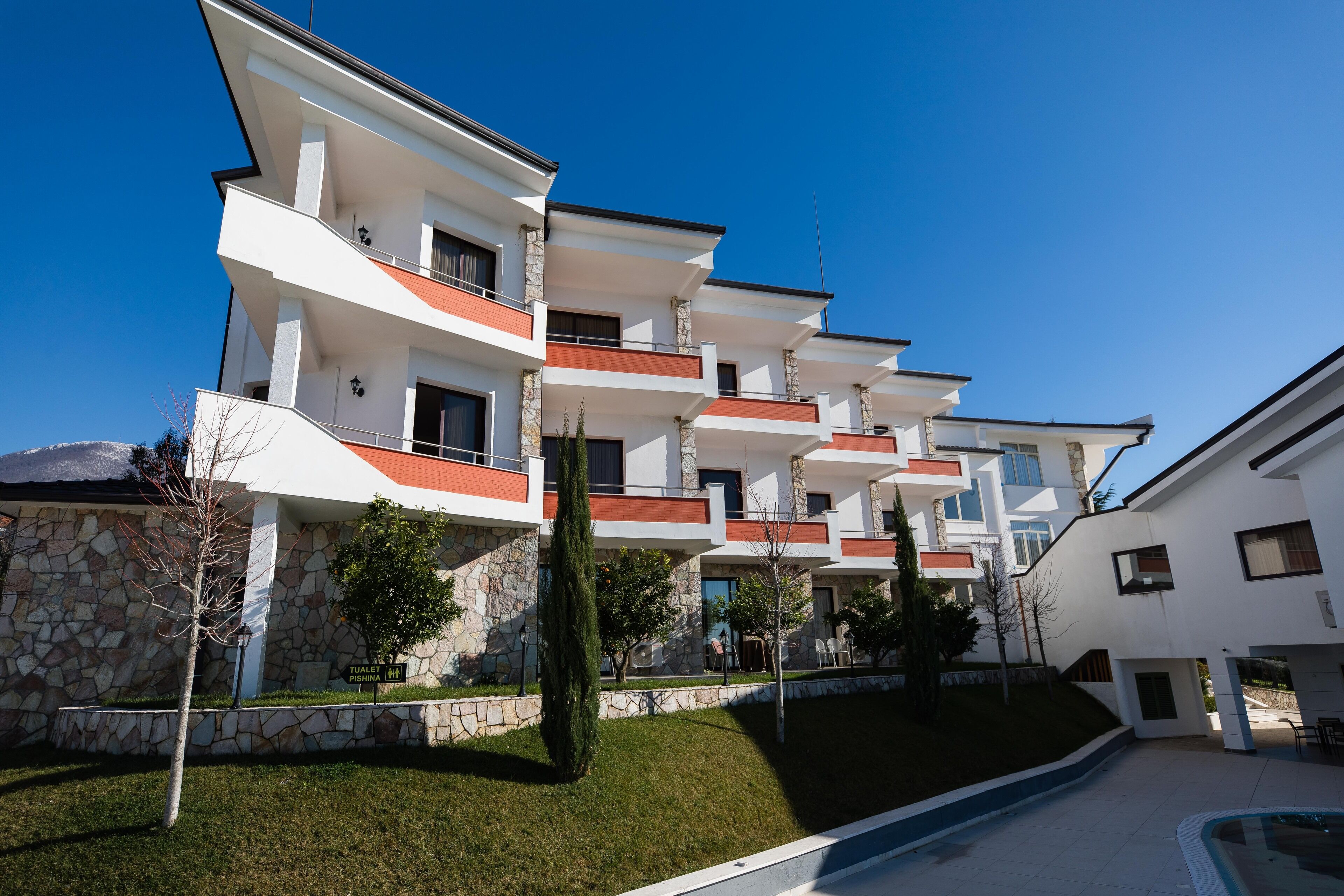 Udendørs pool, åben fra kl. 09.30 til kl. 18.00, parasoller, liggestole