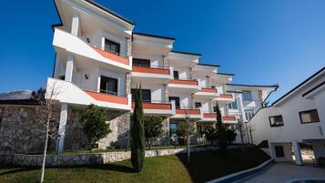 Udendørs pool, åben fra kl. 09.30 til kl. 18.00, parasoller, liggestole