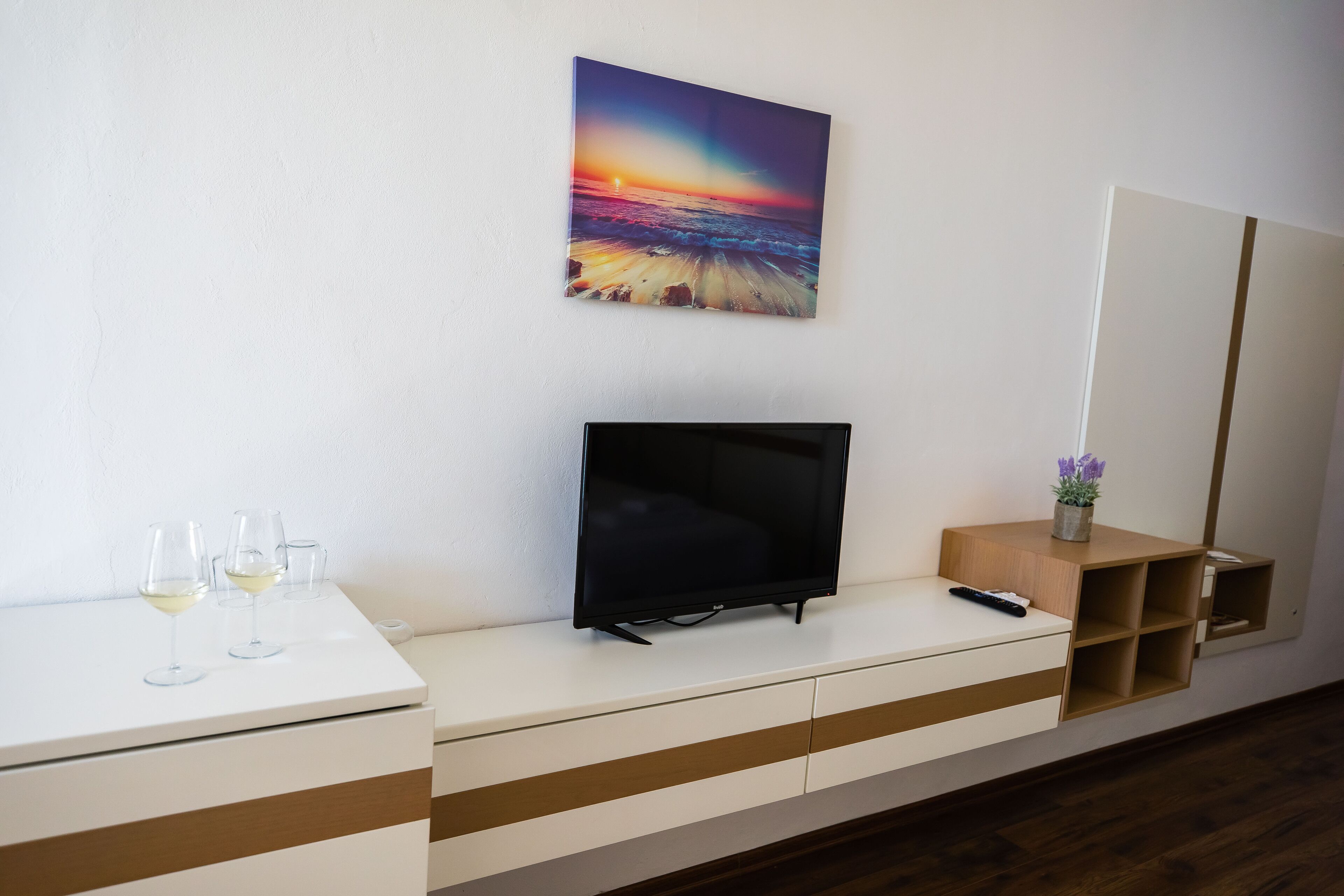 1 bedroom, desk, free wifi, bed sheets