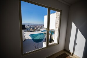Desk, soundproofing, free WiFi, bed sheets - Chateau Linza Resort (Tirana)