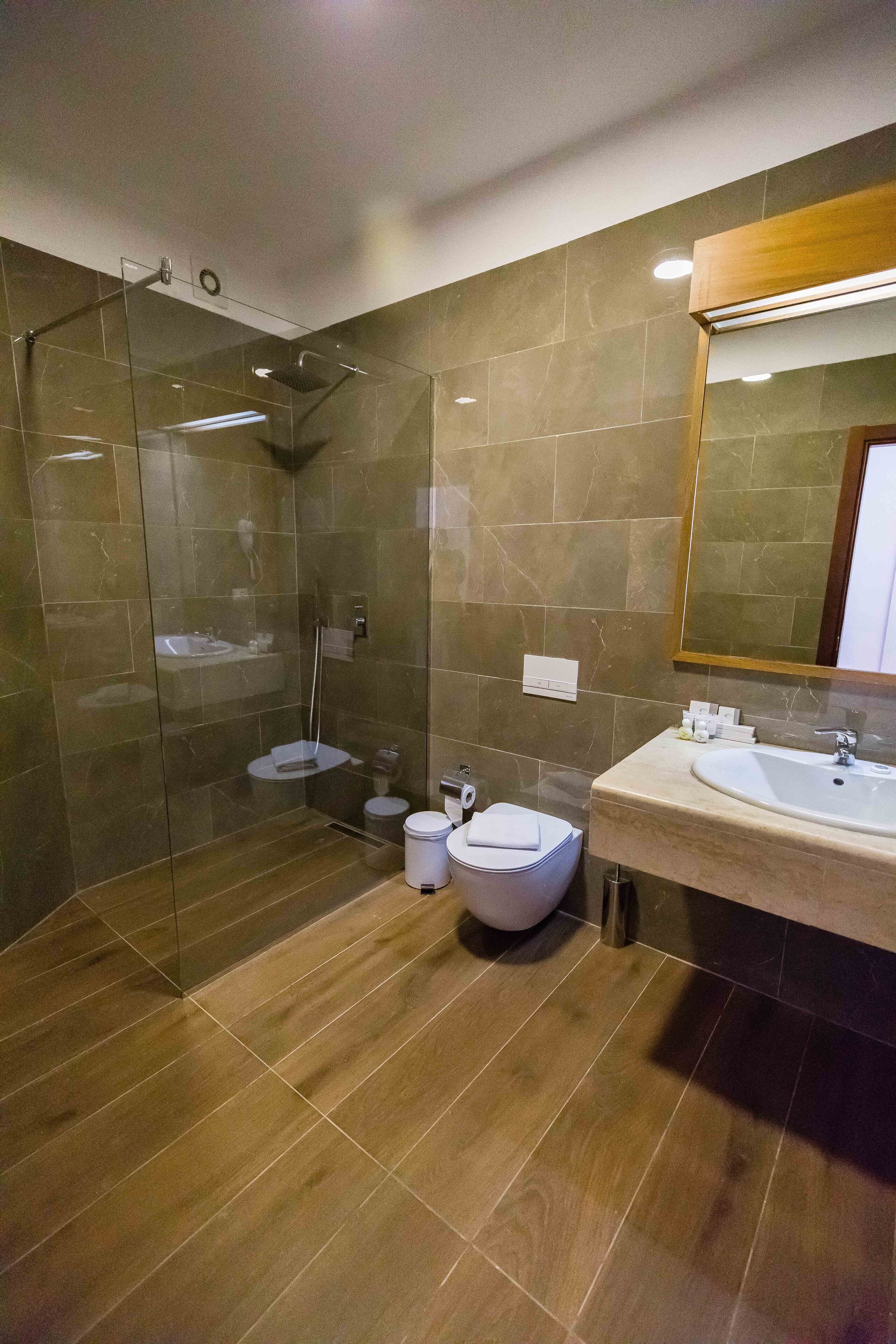 separate bathtub and shower, hair dryer, bidet, towels