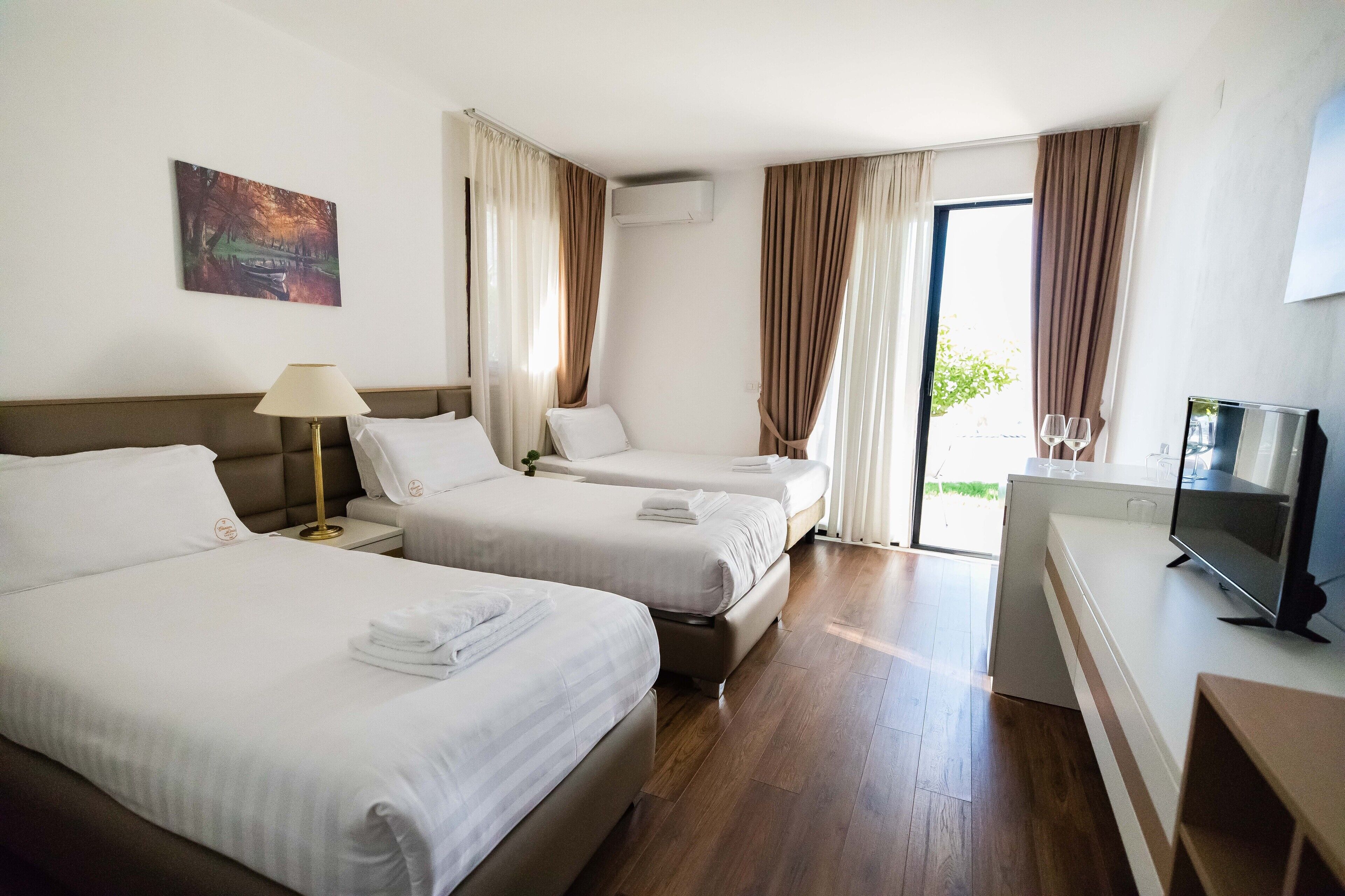 Escritorio, wifi gratis y ropa de cama 