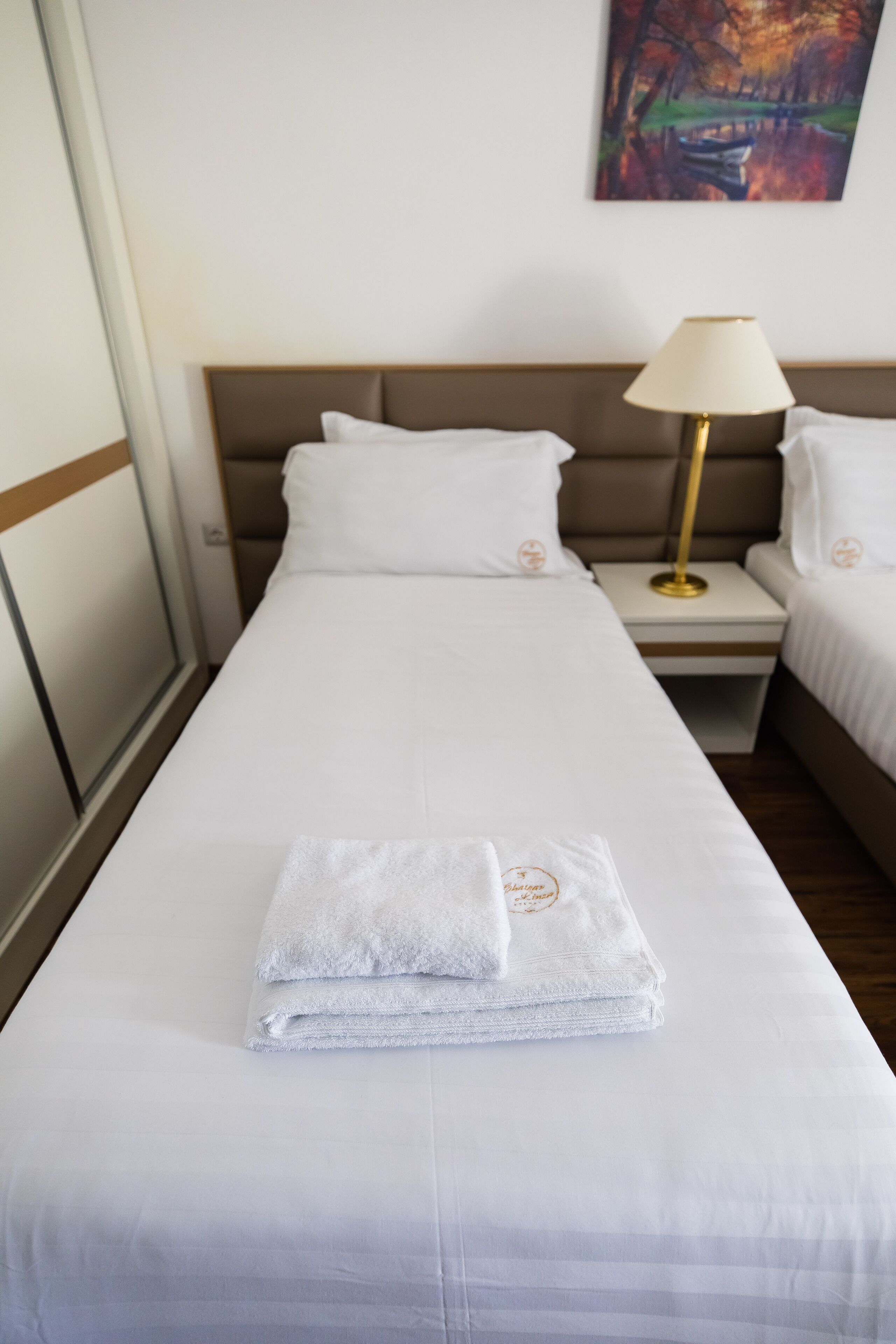 1 bedroom, desk, free wifi, bed sheets