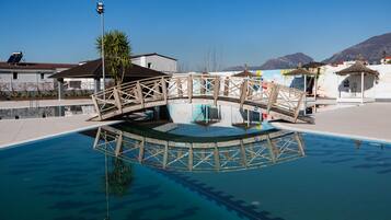 Piscine extérieure, parasols de plage, chaises longues