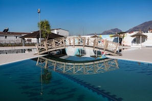 Piscina all'aperto, ombrelloni da piscina, lettini