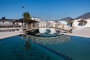 Una piscina al aire libre (de 09:30 a 18:00), sombrillas, tumbonas