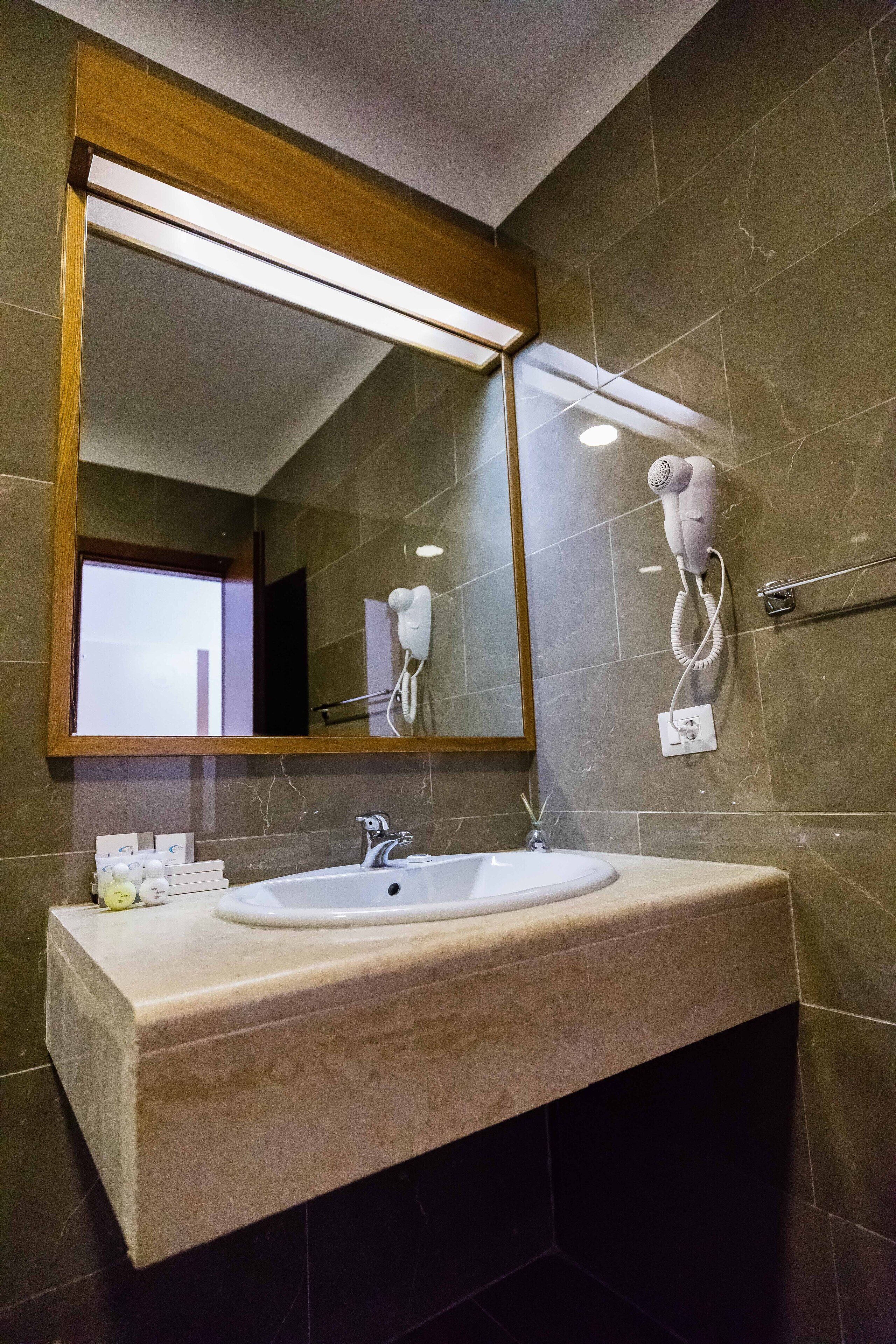 separate bathtub and shower, hair dryer, bidet, towels