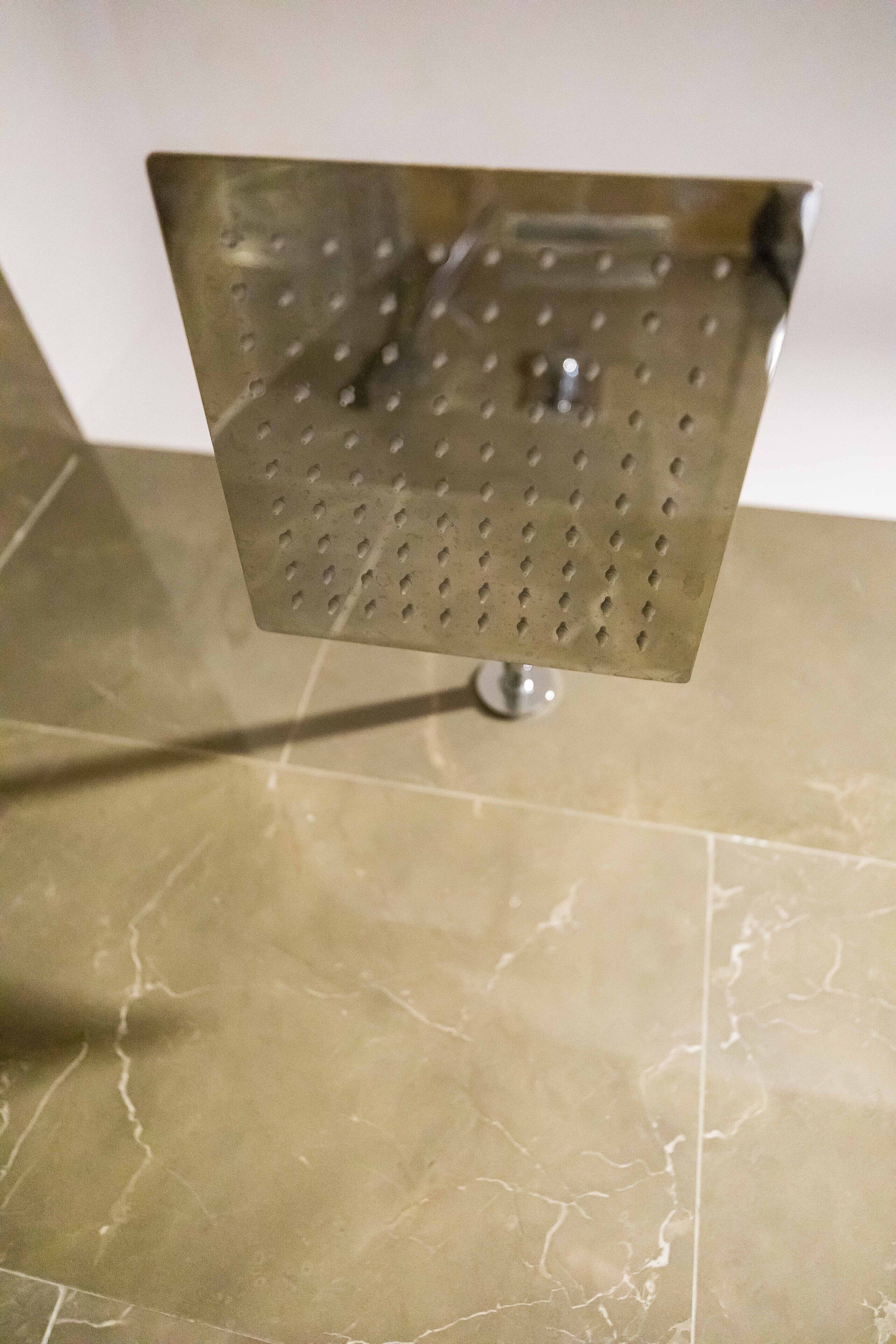 separate bathtub and shower, hair dryer, bidet, towels