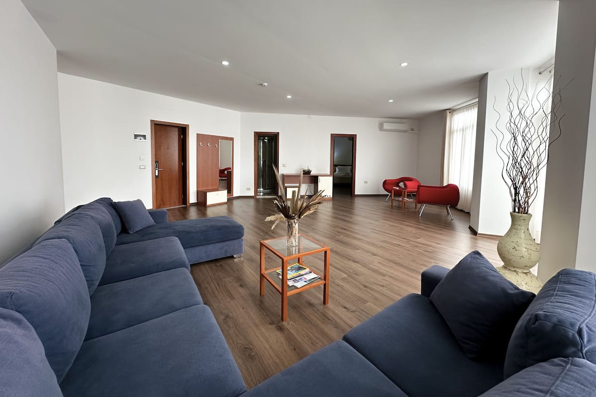 Family Room, 2 Bedrooms | Ruang tamu | TV skrin rata