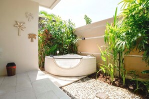 Outdoor spa tub