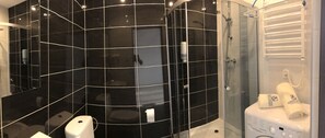 Studio Suite (7C) | Bathroom | Shower, free toiletries, hair dryer, towels - Apartmood Moniuszki 2 (Katowice)