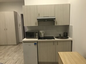 Studio Suite (7D) | Private kitchen | Fridge, microwave, stovetop, electric kettle - Apartmood Moniuszki 2 (Katowice)