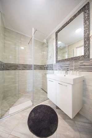 Suite, 2 habitaciones, Terraza | Baño | Secadora de cabello, toallas, jabón, papel de baño 