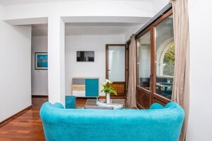 Suite, 2 soverom, balkong, sjøutsikt | Oppholdsområde | Flatskjerm-TV