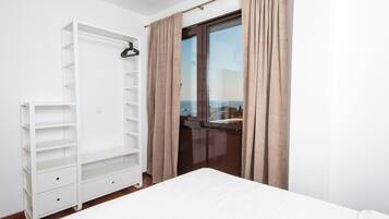 Suite, 2 habitaciones, balcón, vista al mar | 2 habitaciones y caja de seguridad en la habitación