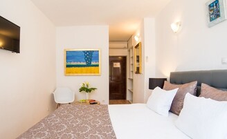 Quarto casal, terraço | Cofres nos quartos, ferros/tábuas de passar roupa, berços grátis