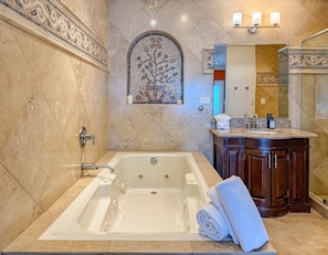Ensemble douche/baignoire, baignoire Ă jets, sĂšche-cheveux